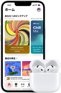 iPhone 17eの前面の外観。Apple Musicアプリのホーム画面が表示されている。隣には蓋の開いたMagSafe充電ケースに入ったAirPods Pro 3がある