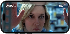 横向きのiPhone 18 Pro。窓から外を見ている女性のクローズアップが表示されている。シリーズタイトル：プルリブス
