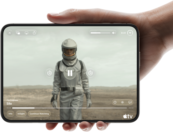 iPhone Duoを片手で持っている。横向きで完全に開いた状態。インナーディスプレイにApple TVの番組「サイロ」が表示されている