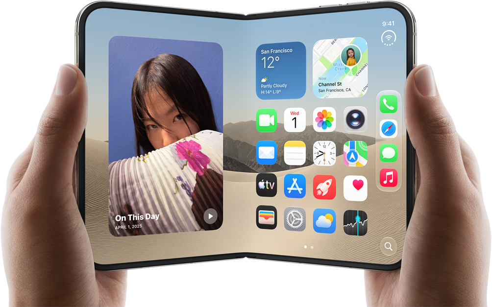 スターホワイトのiPhone Duo。開いた状態で横向きに両手で持っている。インナーディスプレイには、左側に写真、右側にアプリが表示されている