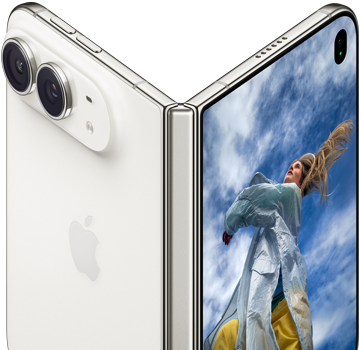 本のように途中まで開いた状態のiPhone Duo、中央にヒンジの構造が見える。左側の外側の背面パネルにはAppleのロゴとデュアルカメラがあり、右側のアウターディスプレイには金髪の人物のポートレート写真が表示されている