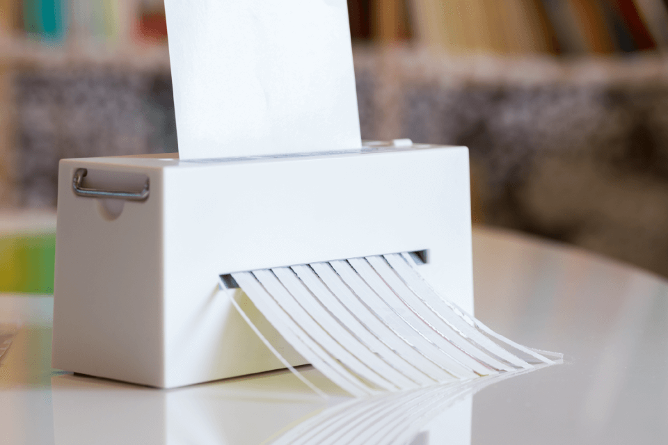 場所をとらない電動小型シュレッダー