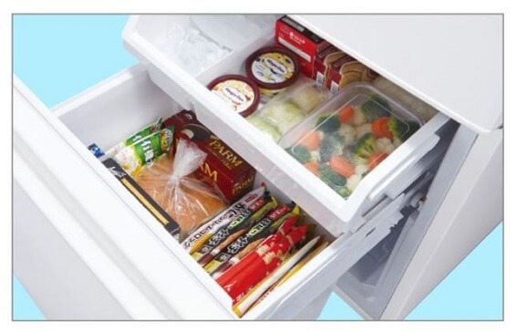 引き出しタイプで冷凍食品をたっぷりストック　58L大容量冷凍室