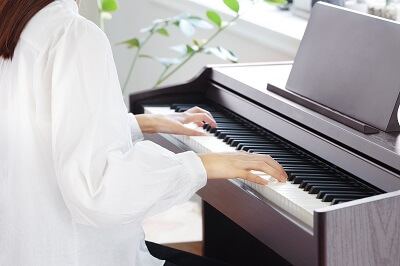 グランドピアノに近い弾き心地で自宅でもしっかり基礎練習を。