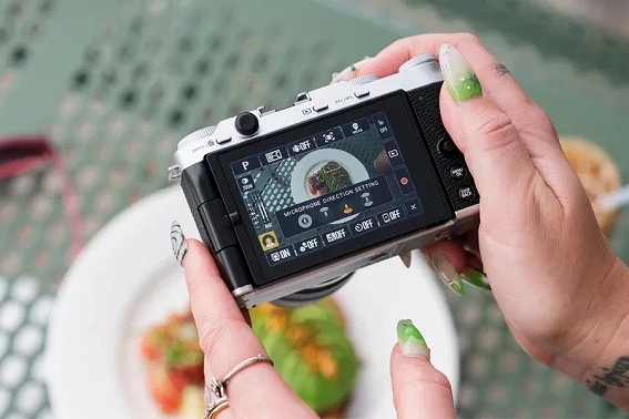 富士フイルム FUJIFILM ミラーレス一眼カメラ X-M5 ボディ ブラック の