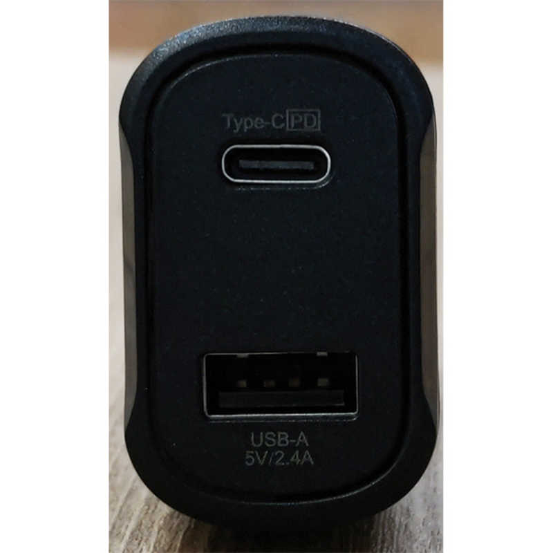 オズマ オズマ PowerDelivery対応【USB給電】スマートIC搭載車載用充電器（シガーチャージャー）最大PD60W/Type-Cポート×1+USB-A×1（最大2.4A） ブラック　DCUC-60ADBK  DCUC60ADBK DCUC60ADBK