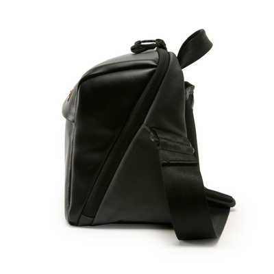 カメラバッグ アルティザン＆アーティスト ACAM-BS0003 上から下までファスナーがグルリ！ 大きく開いて出し入れしやすい