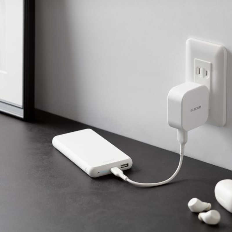 エレコム　ELECOM エレコム　ELECOM モバイルバッテリー 10000mAh 大容量 15W / 3A 15W おまかせ充電対応 充電器 ホワイト DE-C38-10000WH DE-C38-10000WH