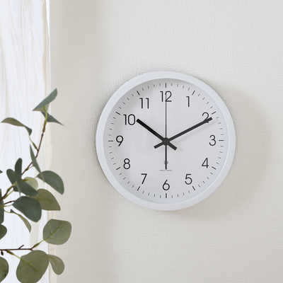 不二貿易 電波掛時計 シンプル 25cm ［電波自動受信機能有］ ホワイト